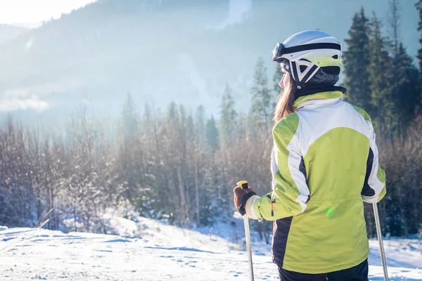 Giovane donna sta sciando in montagna — Foto Stock