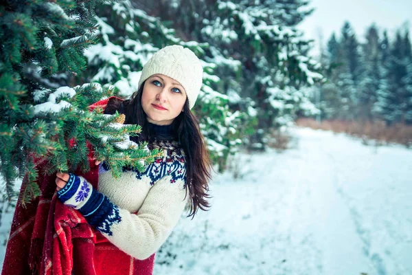 Mujer sostiene una taza de café en el bosque de invierno — Foto de Stock