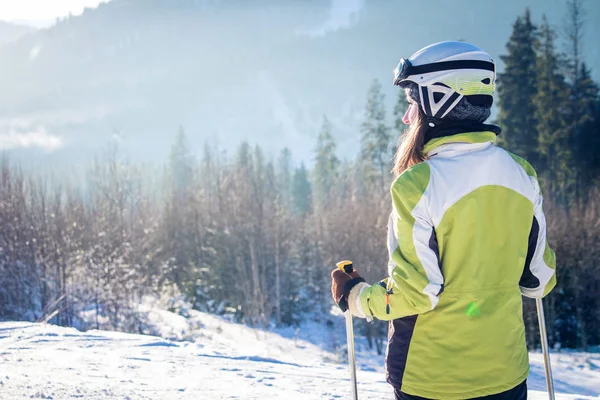 Giovane donna sta sciando in montagna — Foto Stock