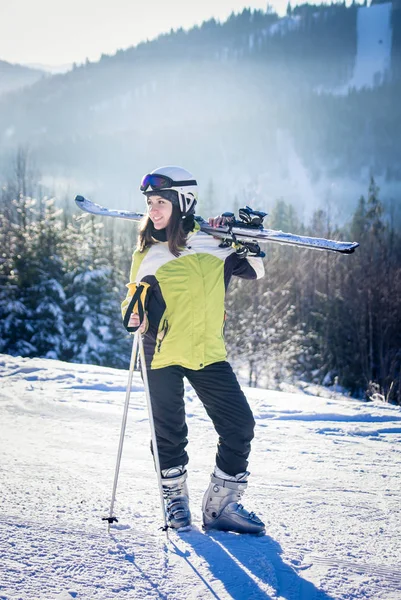 Giovane donna sta sciando in montagna — Foto Stock