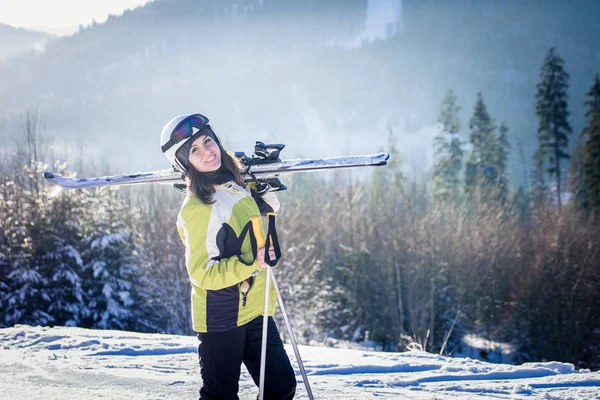 Giovane donna sta sciando in montagna — Foto Stock