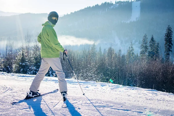 Giovane uomo sta sciando in montagna — Foto Stock
