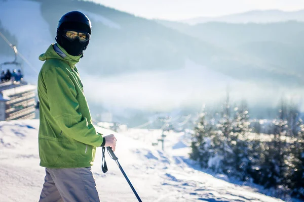Jovem está esquiando nas montanhas — Fotografia de Stock