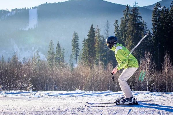 Genç adam dağlarda Kayak