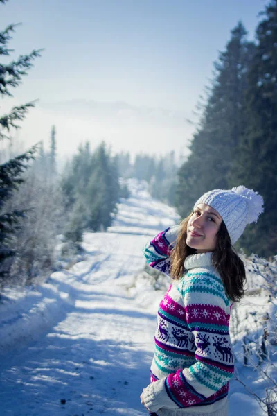 年轻的女子在喀尔巴阡山脉背景 — 图库照片