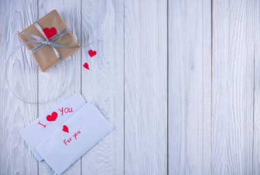 Sevgililer günü hediye ahşap arka plan üzerinde.
