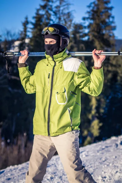 Giovane uomo sta sciando in montagna — Foto Stock