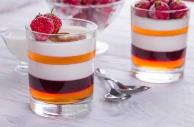 Katmanlı jöleli tatlı çilek ile