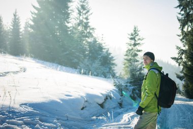 Adam backpacker kış dağ ormanda yürüyüş