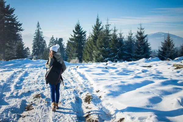 走在冬季山林的女孩背包客 — 图库照片