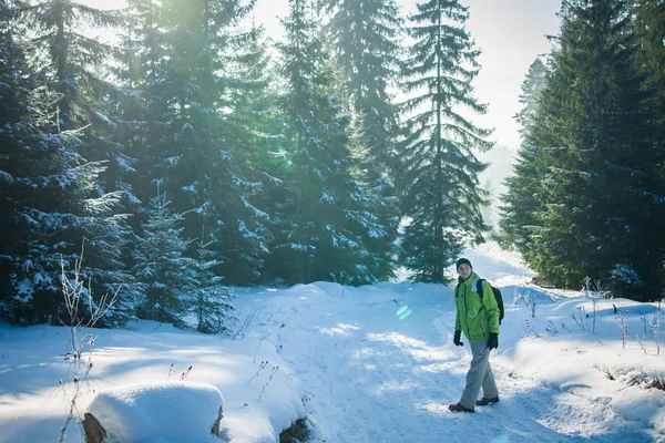 走在冬季山林的男子背包客 — 图库照片
