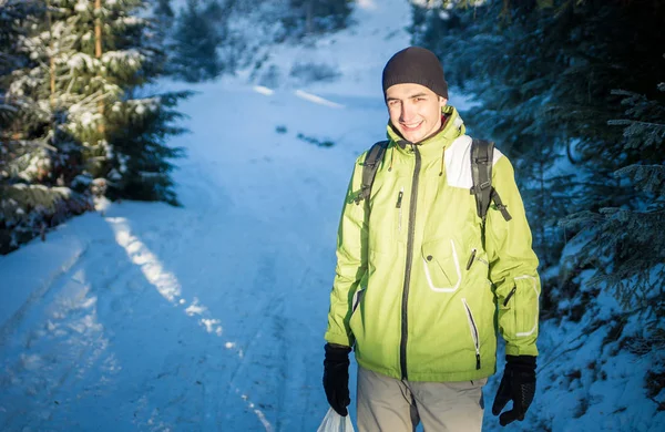 Man backpacker promenader i vinter fjällskog — Stockfoto
