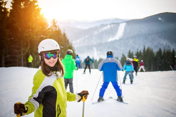 Giovane donna sta sciando in montagna — Foto Stock