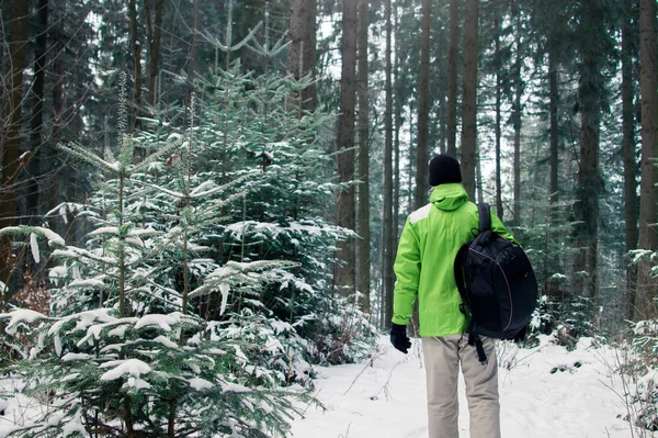 走在冬季山林的男子背包客 — 图库照片