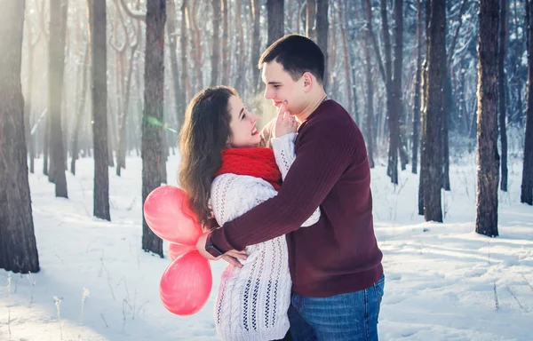 Couple embrasse et tient un tas de ballons — Photo