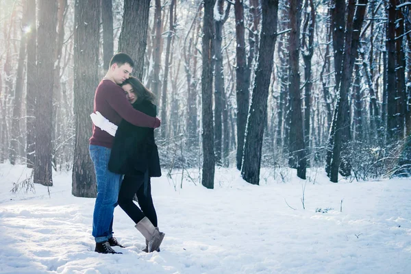 Casal amoroso andando na floresta de inverno — Fotografia de Stock