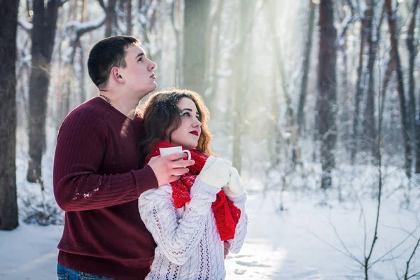 Casal bebe chá na floresta de inverno — Fotografia de Stock