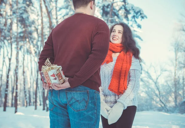 O homem vai dar um presente à sua mulher. — Fotografia de Stock