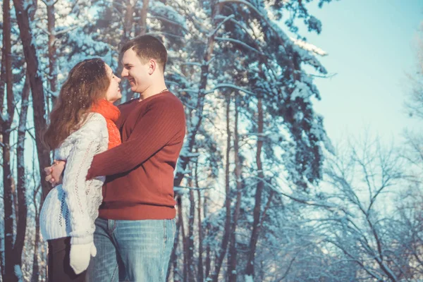 Casal apaixonado na floresta de inverno — Fotografia de Stock