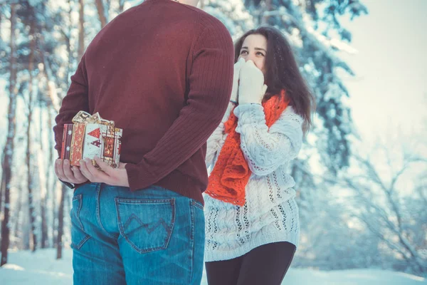 O homem vai dar um presente à sua mulher. — Fotografia de Stock