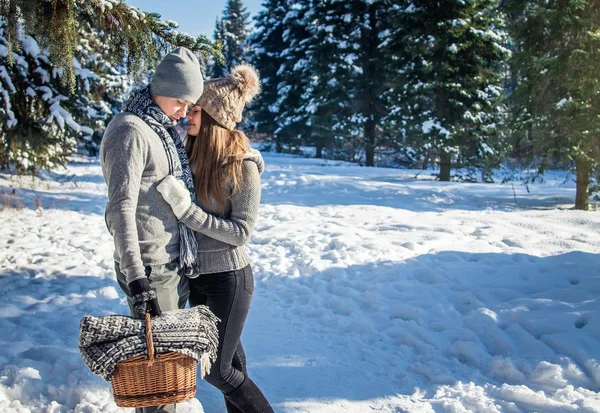 Pareja en el amor abrazos y paseos en el bosque de invierno — Foto de Stock