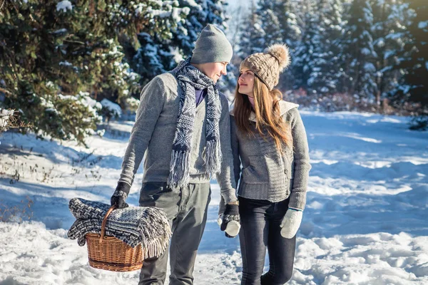 Casal apaixonado caminha na floresta de inverno — Fotografia de Stock