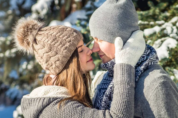 Casal no amor abraços na floresta de inverno — Fotografia de Stock
