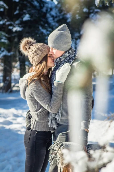 Casal no amor abraços e passeios na floresta de inverno — Fotografia de Stock