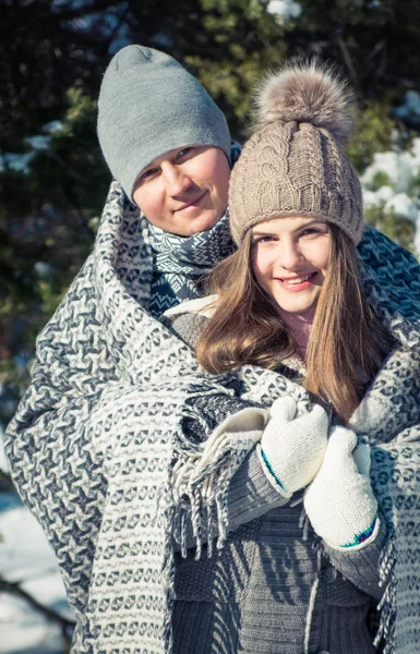Coppia innamorata coperta di coperte abbracci nella foresta invernale — Foto Stock