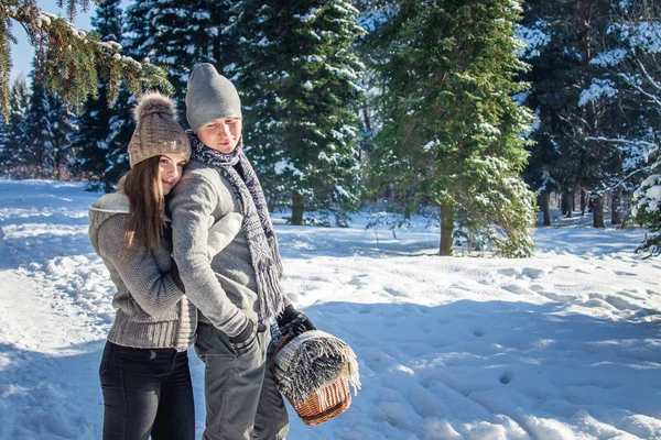 Casal no amor abraços e passeios na floresta de inverno — Fotografia de Stock