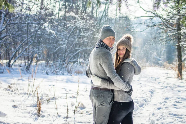 Abraços de casal na floresta de inverno — Fotografia de Stock