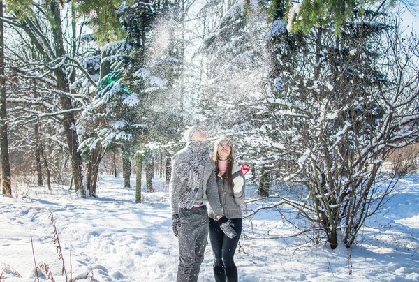 爱上了棒棒糖抛雪对年轻夫妇的肖像 — 图库照片