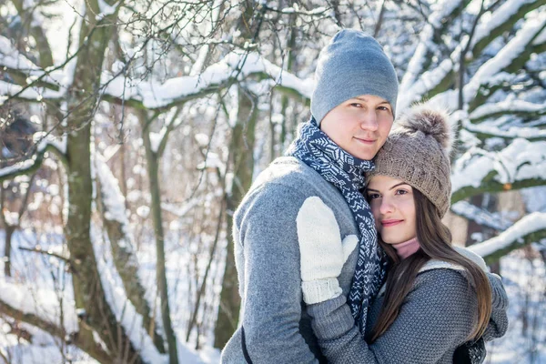 Aşık genç çift ormanda hugs