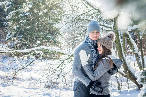 Giovane coppia innamorata abbraccia nella foresta — Foto Stock