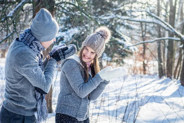 Joven pareja enamorada sopla nieve — Foto de Stock