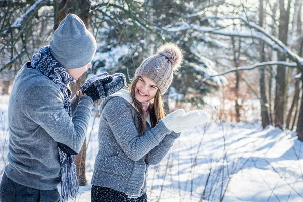 Giovane coppia innamorata soffia neve — Foto Stock