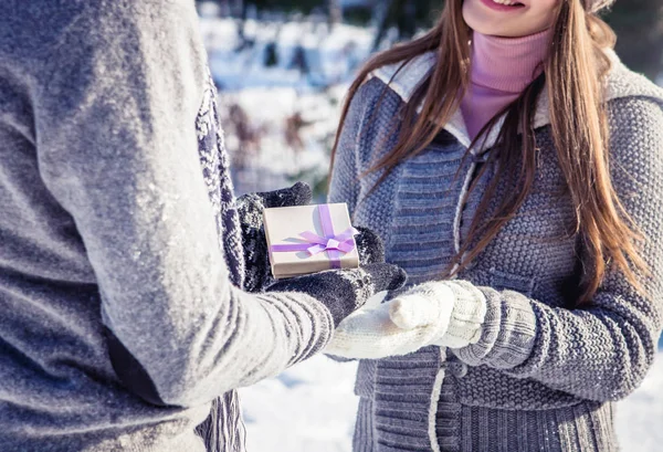 Man gives his girlfriend a present — Stock Photo, Image