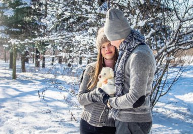 Ayıcık aşık genç çift portresi