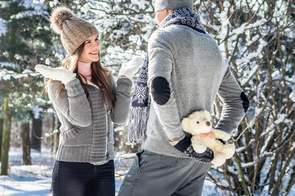 L'uomo sta per dare un orsacchiotto alla sua ragazza — Foto Stock