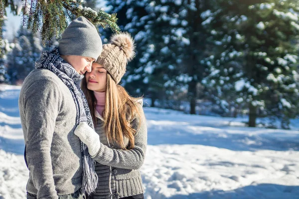 Casal no amor abraços na floresta de inverno — Fotografia de Stock