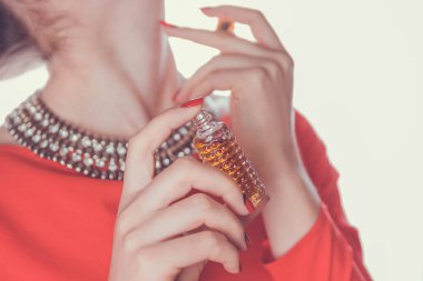 Kadın parfüm boynunda uygulama