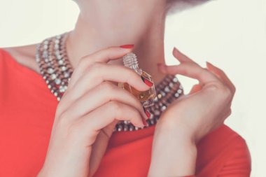 Kadın parfüm boynunda uygulama