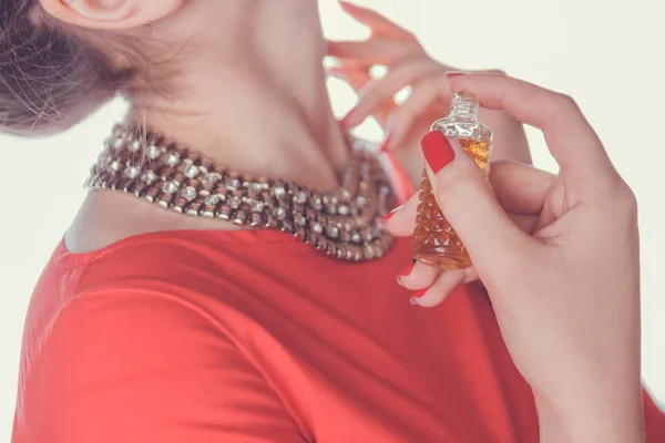 Mujer aplicando perfume en su cuello — Foto de Stock