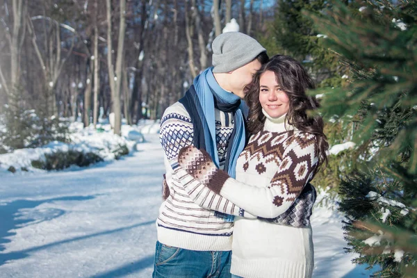 Casal no amor abraços no parque de inverno — Fotografia de Stock