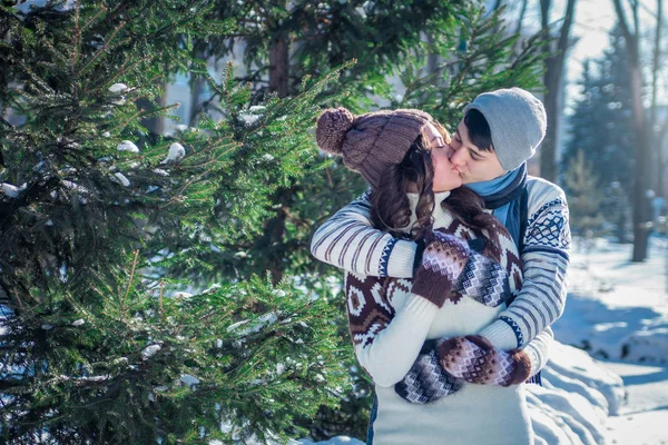 Casal apaixonado beijos no parque de inverno — Fotografia de Stock