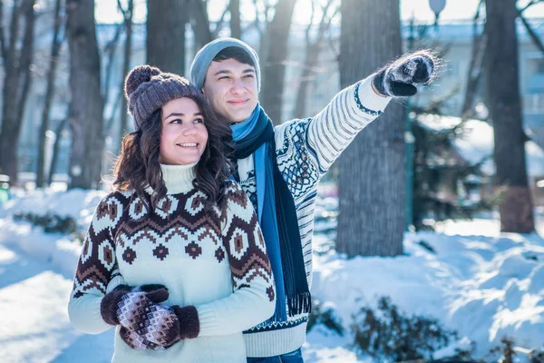 Casal no amor abraços no parque de inverno — Fotografia de Stock