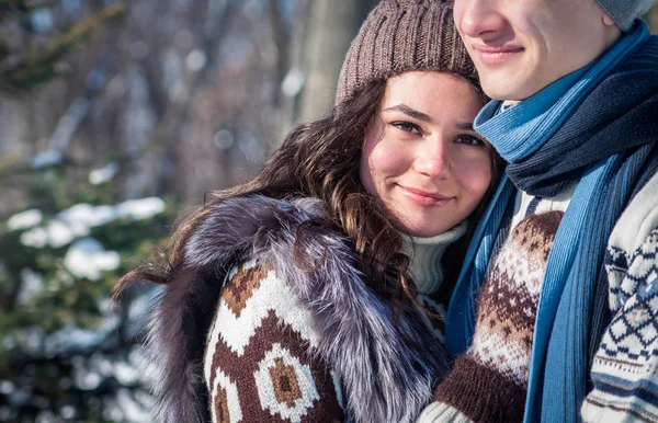 Casal no amor abraços no parque de inverno — Fotografia de Stock