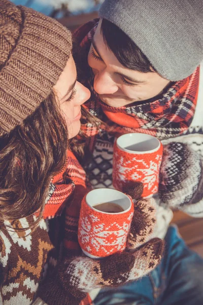 Bebidas de casal chá quente no parque de inverno — Fotografia de Stock