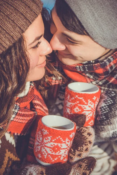 Bebidas de casal chá quente no parque de inverno — Fotografia de Stock