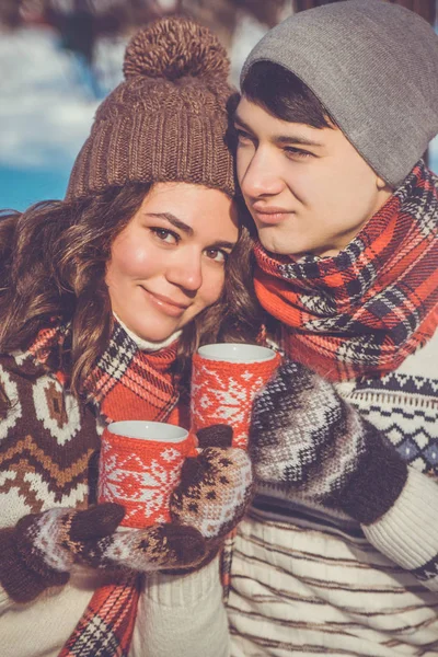 Bebidas de casal chá quente no parque de inverno — Fotografia de Stock